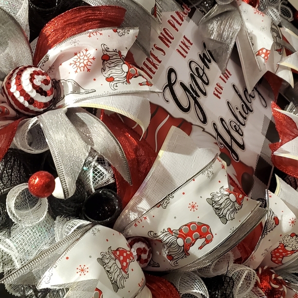 Hand crafted holiday wreath - Picture 2 of 4